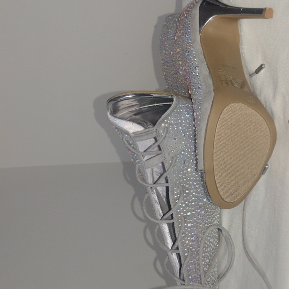 Shoes - Picture 4 of 8